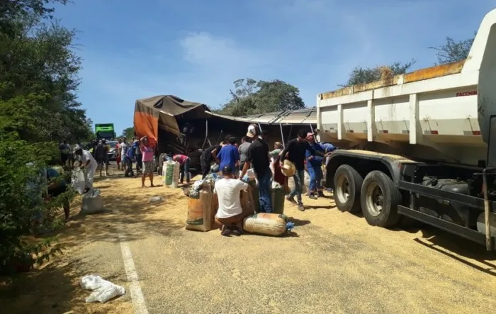 Carga De Soja Saqueada Ap S Carreta Sofrer Acidente E Fechar Rodovia