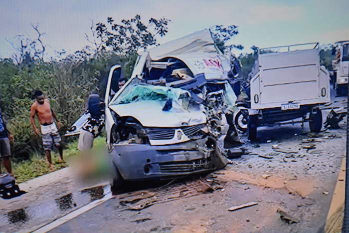 Seis pessoas ficam feridas após van bater com caminhão na BR-251